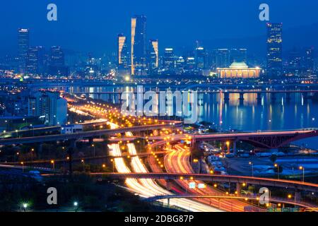 Vue aérienne du centre-ville de Séoul, ville et pont sur le fleuve Han Seongsan dans Twilight. Séoul, Corée du Sud. Banque D'Images