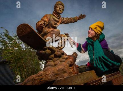 Melrose, frontières écossaises, ECOSSE , Royaume-Uni. 17 novembre 2020. UK Weather News shop local covid images Fresh Tracks: Kate Henderson se met à l'aise avec le style de snowboard et prend livraison du stock d'hiver pour Henderson's Garden & Home Store à Melrose, aux frontières écossaises. La statue de Snowboarder unique en son genre est en fonte, se dresse à 1,3 m et pèse 500 kg. Les surfeurs des neiges et les amateurs de ski auront peut-être la chance de s'entraîner sur les pistes comme première chute de neige importante si on le prévoit plus tard cette semaine. Crédit : phil wilkinson/Alay Live News Banque D'Images