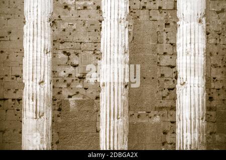 Les détails des colonnes du temple d'Hadrien façade dans Rome, Italie Banque D'Images