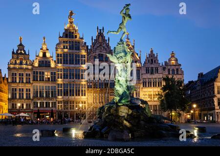 Statue et fontaine Brabo célèbres d'Anvers sur la place Grote Markt illuminée la nuit et les maisons anciennes. Anvers, Belgique Banque D'Images