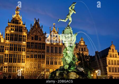 Statue et fontaine Brabo célèbres d'Anvers sur la place Grote Markt illuminée la nuit et les maisons anciennes. Anvers, Belgique Banque D'Images