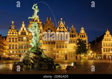 Statue et fontaine Brabo célèbres d'Anvers sur la place Grote Markt illuminée la nuit et les maisons anciennes. Anvers, Belgique Banque D'Images