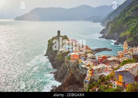 Village de Vernazza destination touristique populaire dans le parc national des Cinque Terre un site classé au patrimoine mondial de l'UNESCO, Ligurie, Italie sur le coucher du soleil vue du sud Banque D'Images