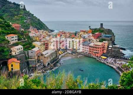 Village de Vernazza destination touristique populaire dans le parc national des Cinque Terre site classé au patrimoine mondial de l'UNESCO, Ligurie, Italie vue depuis le sentier de l'azur Banque D'Images