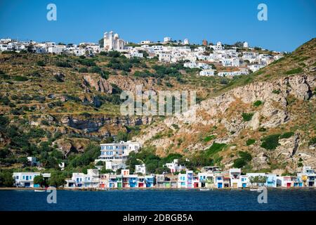 Villages de Klima et Plaka avec maisons traditionnelles blanches et église orthodoxe et moulins à vent sur l'île de Milos, Grèce Banque D'Images