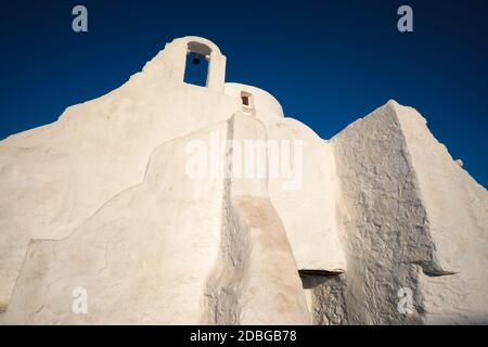 Célèbre monument touristique de la Grèce - Eglise orthodoxe grecque de Panagia Paraportiani dans la ville de Chora sur l'île de Mykonos, Grèce au lever du soleil Banque D'Images