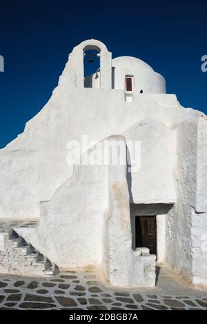 Célèbre monument touristique de la Grèce - Eglise orthodoxe grecque de Panagia Paraportiani dans la ville de Chora sur l'île de Mykonos, Grèce au lever du soleil Banque D'Images