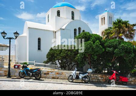 Église chrétienne orthodoxe traditionnelle blanchie à la chaux dans la ville de Naousa dans la célèbre attraction touristique de l'île de Paros, Grèce Banque D'Images