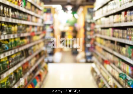 Résumé de l'allée du magasin d'épicerie – arrière-plan flou avec les produits sur les tablettes Banque D'Images