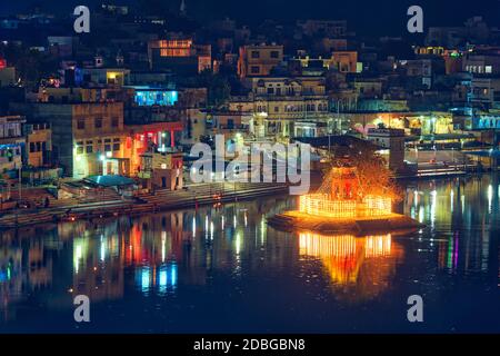 Vue de la célèbre ville de pèlerinage hindouiste indienne sainte ville religieuse hindoue sacrée Pushkar avec temple Brahma, cérémonie aarti, lac et ghats illuminés Banque D'Images