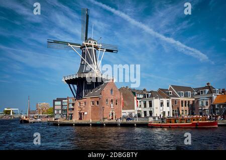 Vue sur le site touristique de Harlem, moulin à vent de Adriaan, sur la rivière Spaarne. Harlem, pays-Bas Banque D'Images