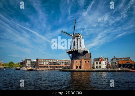 Vue sur le site touristique de Harlem, moulin à vent de Adriaan, sur la rivière Spaarne. Harlem, pays-Bas Banque D'Images