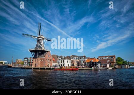 Vue sur le site touristique de Harlem, moulin à vent de Adriaan, sur la rivière Spaarne. Harlem, pays-Bas Banque D'Images