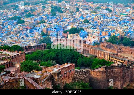 Vue aérienne de Jodhpur, également connue sous le nom de Blue City en raison de la couleur bleu vif de Brahmin peint. Vue depuis le fort de Mehrangarh (une partie des fortifications est également visib Banque D'Images