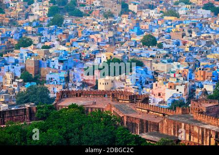 Vue aérienne de Jodhpur, également connue sous le nom de Blue City en raison de la couleur bleu vif de Brahmin peint. Vue depuis le fort de Mehrangarh (une partie des fortifications est également visib Banque D'Images