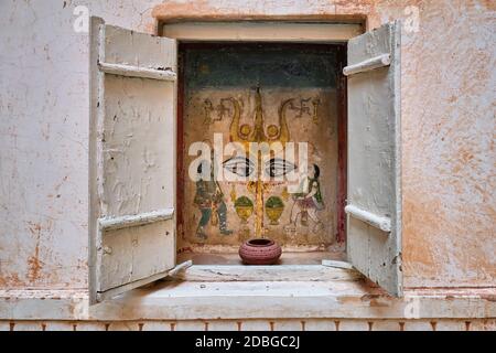 Murale avec trident du petit sanctuaire Shiva du dieu hindou dans le fort Mehrangarh, Jodhpur, Rajasthan, Inde du Nord, Inde Banque D'Images