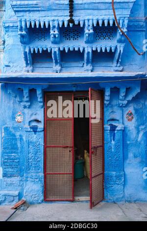 Façade de maison bleue dans les rues de Jodhpur, également connu sous le nom de "ville bleue" en raison des maisons de Brahmin peintes en bleu vif, Jodhpur, Rajasthan, Inde Banque D'Images