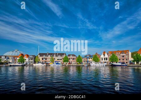 Bateaux et maisons sur la rivière Spaarne avec ciel bleu. Haarlem, pays-Bas Banque D'Images