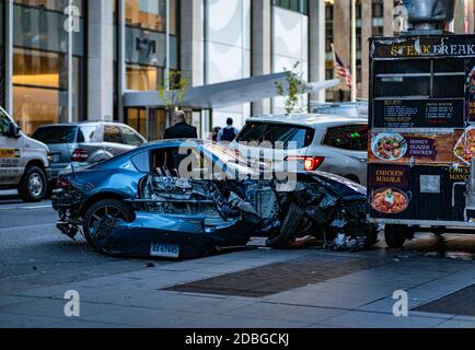 Un agent du NYPD a été impliqué dans un accident de frappe et de course lorsque la police a tenté de mettre le suspect en garde à vue pour un mandat en suspens à New York, NY 16 novembre 2020. Ils ont tenté de retirer l'individu de son véhicule lorsqu'il a refusé, en prenant le gaz en heurtant un officier sur la 45e rue et la 8th Avenue dans le centre de Manhattan. Le suspect s'est écrasé son véhicule à quelques pâtés de maisons de 50th Street à la sortie de la 6e Avenue et s'est enfui dans le métro. L'agent a subi des blessures non mortelles et a été transporté à l'hôpital Bellevue. (Photo de Steve Sanchez/Sipa USA). Banque D'Images