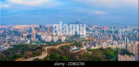 Panorama du paysage urbain du centre-ville de Séoul et de la Tour de Séoul Namsan au coucher du soleil depuis la montagne Inwang. Séoul, Corée du Sud. Banque D'Images