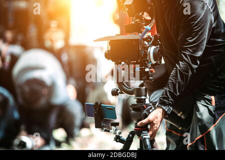 Caméraman, blogueur ou créateur de contenu, exploitant des caméras de tournage de cinéma Banque D'Images