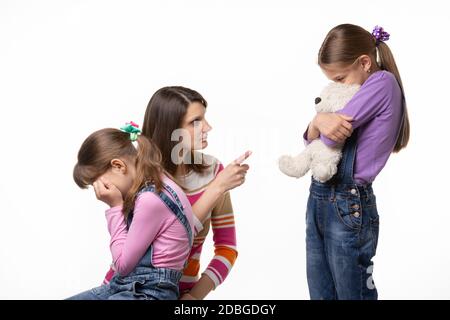 Maman parle de façon inquiétante avec une fille qui offense une autre fille Banque D'Images