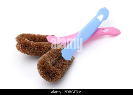 Brosse de récurage en fibre de coco avec manche sur fond blanc Banque D'Images