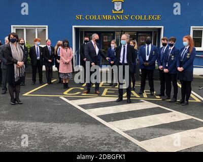 Le premier ministre d'Irlande du Nord, Arlene Foster (à l'extrême gauche), et le ministre de l'éducation de Stormont, Peter Weir (au centre, masque bleu), lors d'une visite au St Columbanuss' College de Bangor, Co Down. Banque D'Images