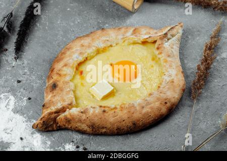 Khachapuri en Adjarie. Avec de la mozzarella tarte ouverte et l'oeuf. Cuisine géorgienne Banque D'Images