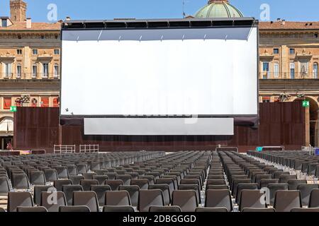 Projecteur grand écran à Bologna City Square Banque D'Images