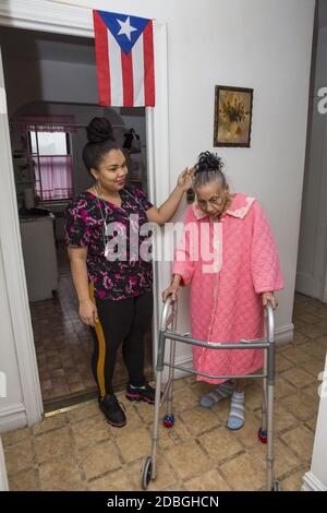 0ne une femme de cent un an avec son aide sanitaire à domicile à East Harlem, New York. Banque D'Images