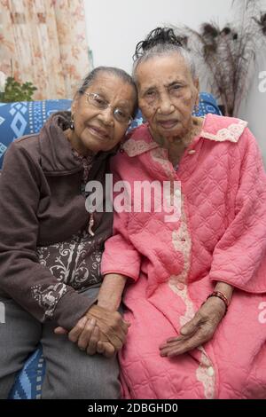 Portrait de sœurs, originaires de Porto Rico, 101 (R) et 99 (L) à East Harlem, New York. Banque D'Images
