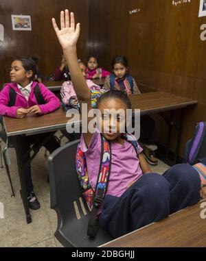 Les élèves du primaire participent à une discussion dans un centre communautaire du côté inférieur est de Manhattan, à New York. Banque D'Images