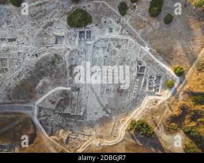 Vue aérienne de Amathounta ruines et colonnes en grec ancien site archéologique romain au Agios Tychonas, Limassol, Chypre. Ville royale d'Amathus demeure Banque D'Images