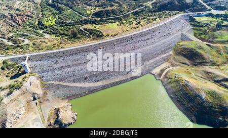 Oiseau de l'antenne de Kalavasos barrage en enrochements wall, Larnaca, Chypre. La rue pont sur le passage à niveau du réservoir de la rivière et les collines de Vasilikos arou Banque D'Images