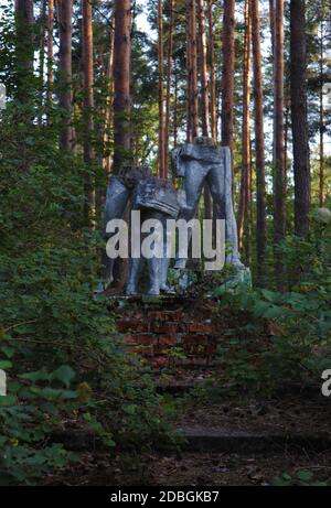 Ancienne statue cachée dans une forêt biélorusse Banque D'Images