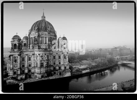 Allemagne de l'est 1989 scanné en 2020 la cathédrale de Berlin, Berliner Don ou simplement le Dom en 1989. La cathédrale de Berlin (en allemand : Berliner Dom) est une église protestante et un tombeau dynastique sur l'île des musées à Berlin. Construit de 1894 à 1905 par ordre de l'empereur allemand William II selon les plans de Julius Raschdorff dans les styles Renaissance et baroque de renouveau, le bâtiment classé est la plus grande église protestante en Allemagne[1] et l'un des plus importants tombeaux dynastiques en Europe.[2] en plus des services d'église, la cathédrale est utilisée pour des cérémonies d'état, des concerts et d'autres événements. Allemagne de l'est, D. Banque D'Images