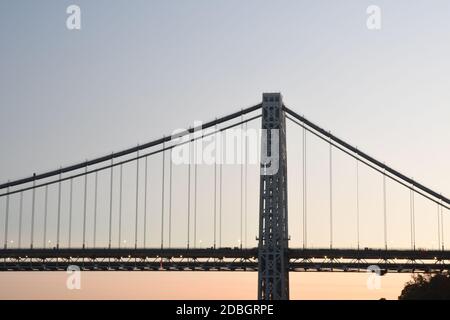 RIDEAU D'ACIER : VOLUME 2 : le pont George Washington est l'étoile de nombreuses magnifiques cyscapes le long de la rivière Hudson dans les Palisades du NJ Banque D'Images