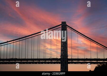 RIDEAU D'ACIER : VOLUME 2 : le pont George Washington est l'étoile de nombreuses magnifiques cyscapes le long de la rivière Hudson dans les Palisades du NJ Banque D'Images