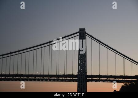 RIDEAU D'ACIER : VOLUME 2 : le pont George Washington est l'étoile de nombreuses magnifiques cyscapes le long de la rivière Hudson dans les Palisades du NJ Banque D'Images