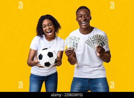 Un couple afro-américain enthousiaste qui profite d'une victoire sportive Banque D'Images