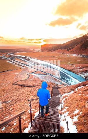 l'homme de départ court vers la liberté du soleil dans le paysage de montagne islandais où neige et coucher de soleil Banque D'Images