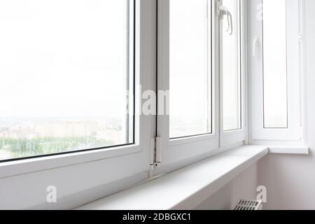 Seuil de fenêtre en plastique sur un balcon vitré avec fenêtres en plastique Banque D'Images