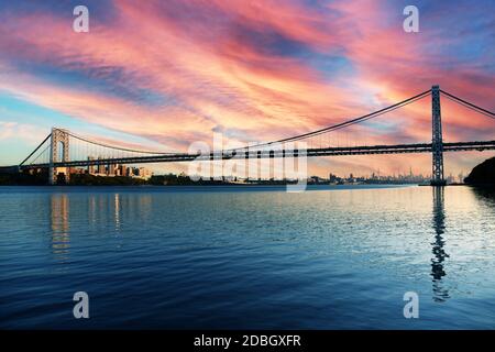 RIDEAU D'ACIER : VOLUME 2 : le pont George Washington est l'étoile de nombreuses magnifiques cyscapes le long de la rivière Hudson dans les Palisades du NJ Banque D'Images
