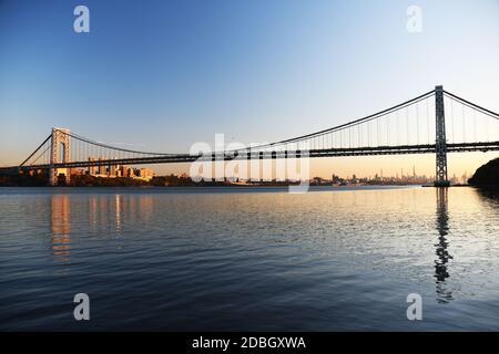 RIDEAU D'ACIER : VOLUME 2 : le pont George Washington est l'étoile de nombreuses magnifiques cyscapes le long de la rivière Hudson dans les Palisades du NJ Banque D'Images