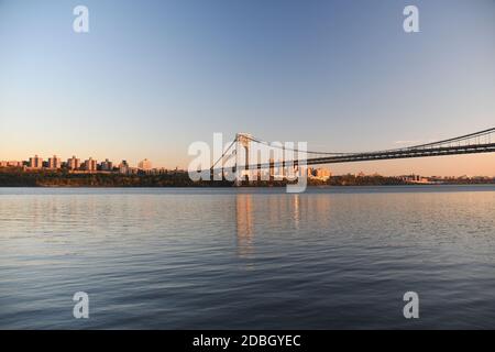 RIDEAU D'ACIER : VOLUME 2 : le pont George Washington est l'étoile de nombreuses magnifiques cyscapes le long de la rivière Hudson dans les Palisades du NJ Banque D'Images