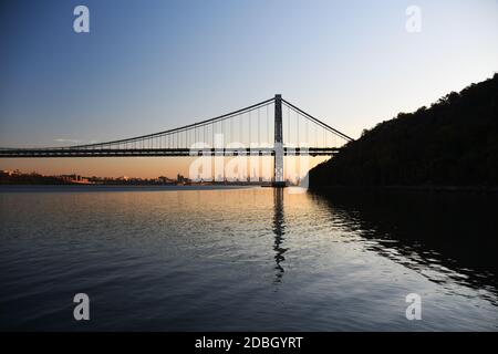 RIDEAU D'ACIER : VOLUME 2 : le pont George Washington est l'étoile de nombreuses magnifiques cyscapes le long de la rivière Hudson dans les Palisades du NJ Banque D'Images