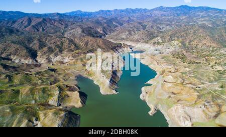 Oiseau de l'antenne de Kalavasos barrage en enrochements, Larnaca, Chypre. Le Vasilikos rivière se jetant vers le réservoir et les collines autour de l'eau fr Banque D'Images