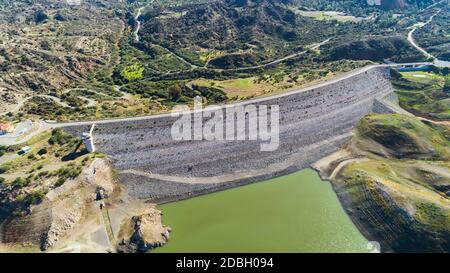 Oiseau de l'antenne de Kalavasos barrage en enrochements wall, Larnaca, Chypre. La rue pont sur le passage à niveau du réservoir de la rivière et les collines de Vasilikos arou Banque D'Images