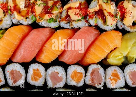 Ensemble de délicieux sushi frais sur un plateau noir cuisine japonaise. Vue de dessus. Banque D'Images